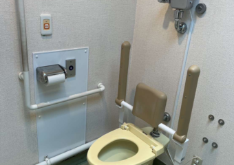 千葉県東金市 施設内の多目的トイレ漏水修理（スイッチ及びフラッシュバルブ交換）